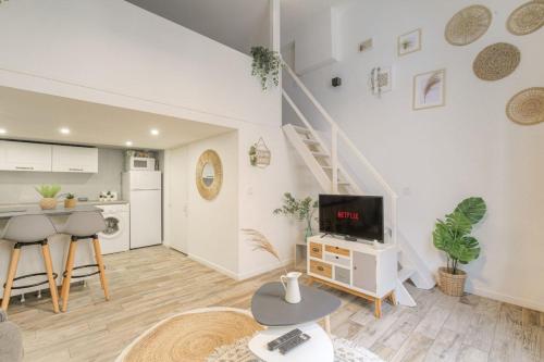 uma sala de estar branca com uma cozinha e uma escadaria em Duplex Design proche Part-Dieu em Villeurbanne