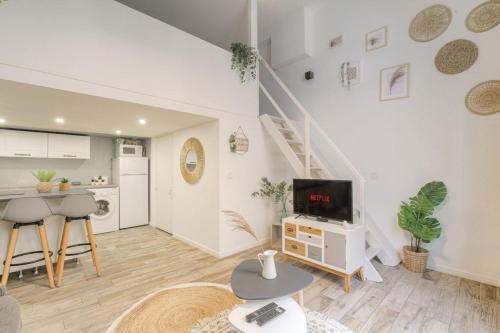 - un salon blanc avec une cuisine et un escalier dans l'établissement Duplex Design proche Part-Dieu, à Villeurbanne