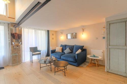 un salon avec un canapé bleu et une table dans l'établissement Duplex Charmant et Calme proche Part Dieu, à Lyon