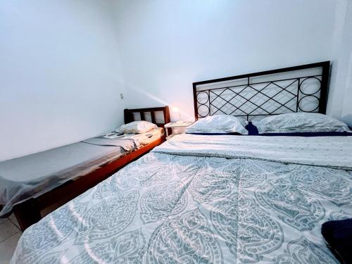 a bedroom with two twin beds in a room at Emerald Apartments INC in Georgetown