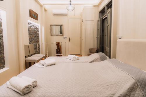 Una cama o camas en una habitación de Katerina's Suite