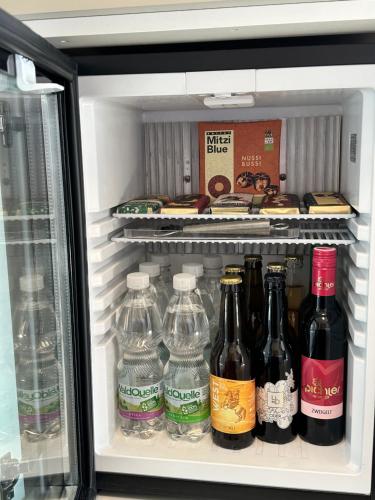 einem Kühlschrank mit vielen Flaschen Soda in der Unterkunft Vitalpension Bad Blumau in Bad Blumau