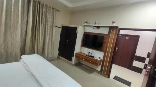 a hotel room with a bed and a television in it at Hotel the sirsa inn in Sirsa