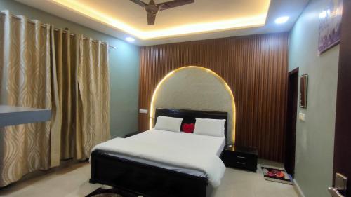 a bedroom with a bed with an archway in it at Hotel the sirsa inn in Sirsa