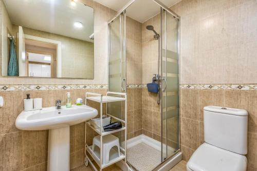 uma casa de banho com um WC, um lavatório e um chuveiro em Benalmádena Marina Golf Appartement - Casa Valk em Benalmádena