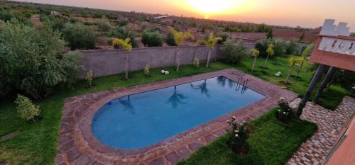 una vista aérea de una piscina en un patio en DAR MORAD villa entière avec piscine privée ds une ferme de 4Ha, en Marrakech