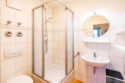 La salle de bains est pourvue d'une douche et d'un lavabo. dans l'établissement Helle Fewo mit zwei separaten Schlafzimmern und Blick vom Balkon zum Salzhaff, à Rerik