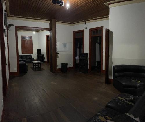 - un salon avec un canapé et une table dans l'établissement Quarto inteiro, próx ao Centro - República Saideira, à Ouro Preto