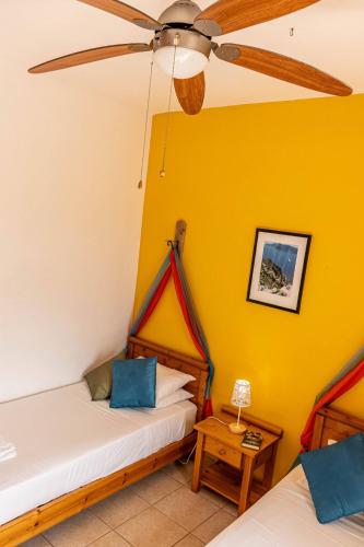 Ένα ή περισσότερα κρεβάτια σε δωμάτιο στο Villa Asteria not overlooked, 3 min drive to beach