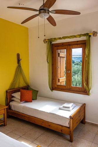 Ένα ή περισσότερα κρεβάτια σε δωμάτιο στο Villa Asteria not overlooked, 3 min drive to beach