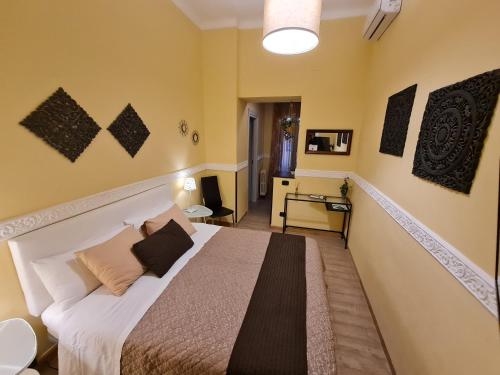 ein Schlafzimmer mit einem großen Bett in einem Zimmer in der Unterkunft B&B Taras Di San Vito in Taranto