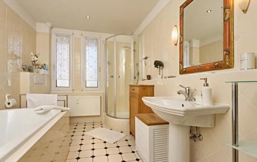Un baño con bañera, lavabo y bañera. en Feldbergblick, en Sankt Märgen