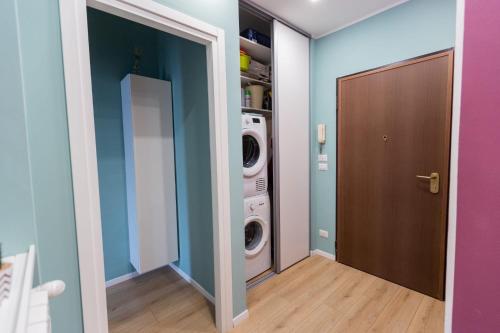 lavadero con lavadora y secadora y puerta en Casa Brama, en Turín