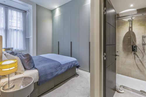 Llit o llits en una habitació de Green Street Residences by Q Apartments