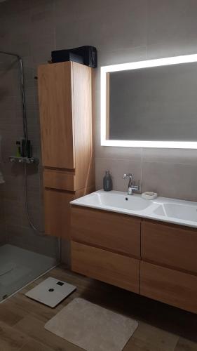 une salle de bain avec une baignoire, un lavabo et une fenêtre dans l'établissement SUPERBE MAISON FAMILIALE AVEC PISCINE, à Cabriès