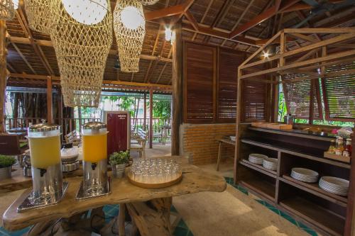 een restaurant met twee drankjes op een houten tafel bij Marina Express-Fisherman Aonang in Ao Nang Beach