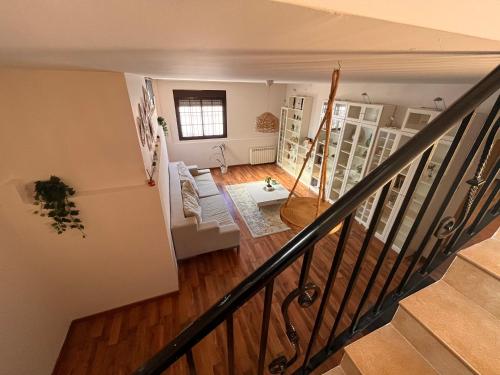 een woonkamer met uitzicht over een trap bij Vega’s Love in Málaga