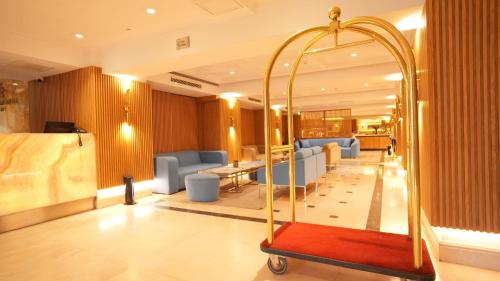 een lobby met een wachtkamer met stoelen en een tafel bij Dosso Dossi Hotels Old City in Istanbul