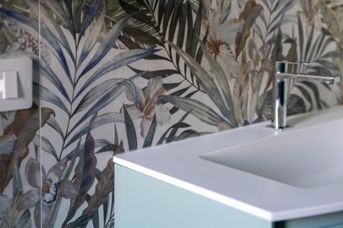 a bathroom with a sink and a floral wallpaper at Suite Dall'Alba al Tramonto in Mogliano Veneto