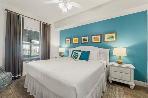 una camera con un grande letto e una parete blu di Majestic Sun Beach Resort by Panhandle Getaways a Destin
