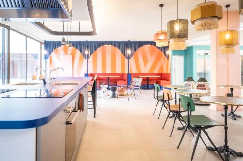 un bureau avec des tables et des chaises et une cafétéria dans l'établissement KLEY REIMS, à Reims