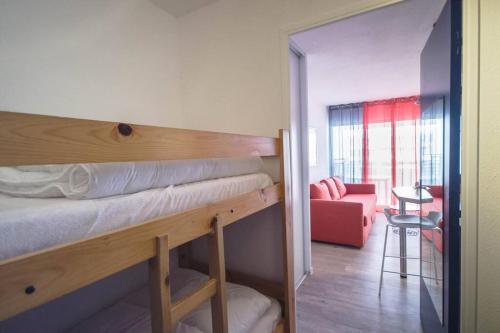 une chambre avec un lit superposé et un salon dans l'établissement Chez Anaïs - Charmant studio climatisé proche des plages, à La Grande Motte