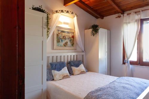 Casa Vacanze Margherita في Terra Mala: غرفة نوم بسرير ونافذة