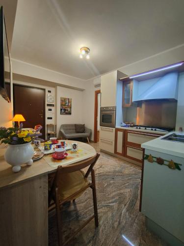 uma cozinha com uma mesa e uma sala de estar em La Chicca em Cosenza