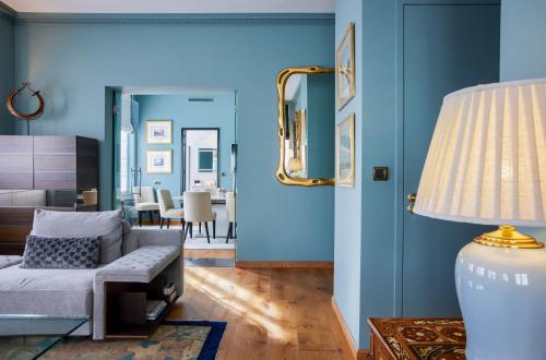 a living room with blue walls and a couch at Juliana Hotel Brussels in Brussels