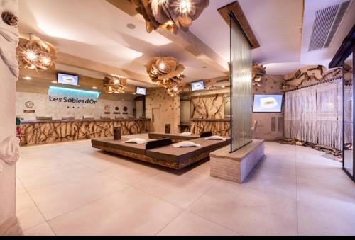 una grande camera con un grande letto al centro di Mobil home les sables d'or a Cap d'Agde