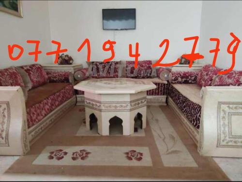 sala de estar con sofá y mesa en شقتي المفروشة ب سيدي قاسم en Sidi Qacem