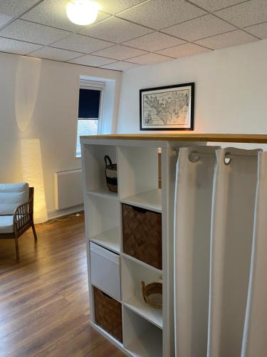 Habitación con encimera con estanterías blancas en Studio Malo les bains plage 3eme étage en Dunkerque