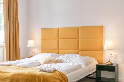 维也纳Inviting 1BR Apt-Near U6 Station Am Schöpfwerk的卧室内的一张大床,配有两盏灯