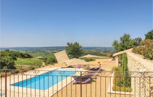 - une vue sur la piscine depuis le balcon d'une maison dans l'établissement Awesome Home In Cairanne, à Cairanne