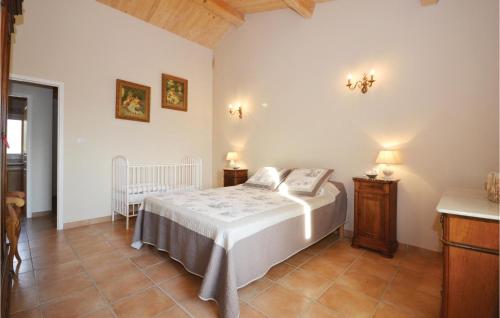een slaapkamer met een bed, een tafel en een stoel bij Gorgeous Home In Cairanne With Wifi in Cairanne