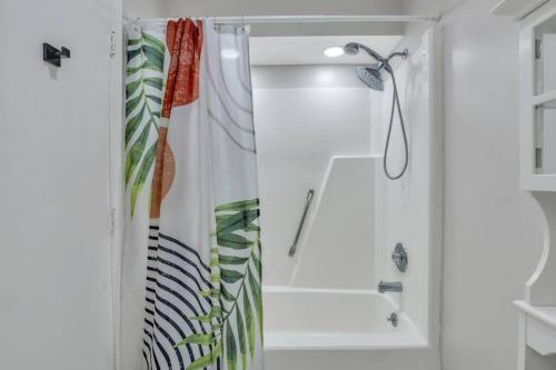 Ένα μπάνιο στο Savannah Rose Bungalow Btwn Downtown and the Beach