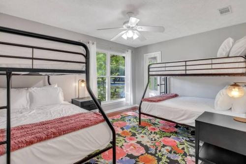 Ένα ή περισσότερα κρεβάτια σε δωμάτιο στο Savannah Rose Bungalow Btwn Downtown and the Beach