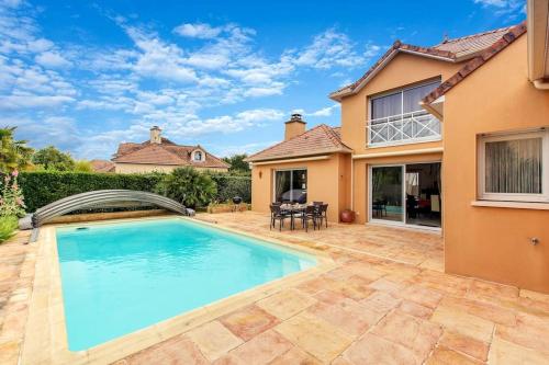 une piscine devant une maison dans l'établissement Havre de paix avec piscine pour 6 personnes, à Pornichet