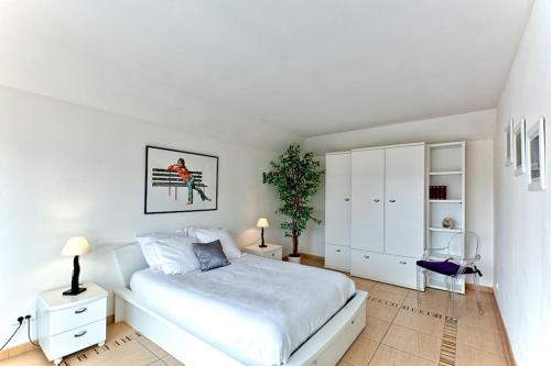 - une chambre blanche avec un grand lit et des placards blancs dans l'établissement Havre de paix avec piscine pour 6 personnes, à Pornichet