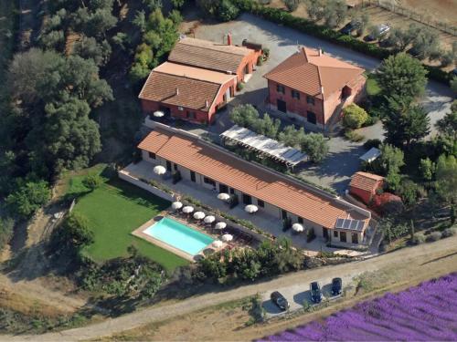 una vista aérea de una casa con piscina en Chic Farmhouse in Montalto di Castro with Terrace, en Montalto di Castro