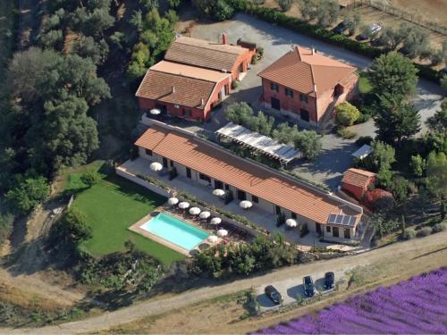 モンタルト・ディ・カストロにあるChic Farmhouse in Montalto di Castro with Terraceのスイミングプール付きの家屋の空中ビュー
