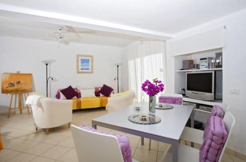 TV a/nebo společenská místnost v ubytování Beach bungalow - Casa Chica by Lanzarote Leisure Villas