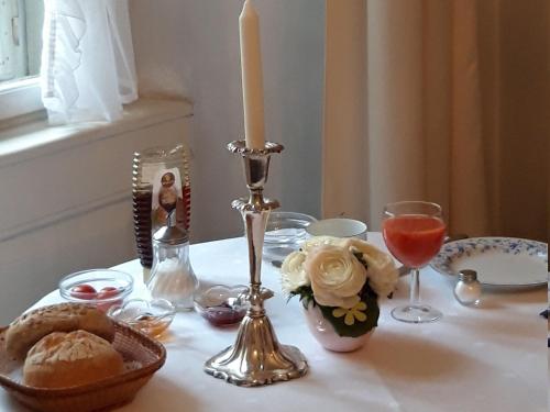 un tavolo con una candela e alcuni bicchieri di pane e vino di Villa Martha a Badenweiler