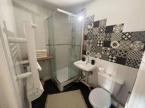 阿格德角的住宿－Appartement Cap d'Agde dans résidence avec piscine，带淋浴、卫生间和盥洗盆的浴室