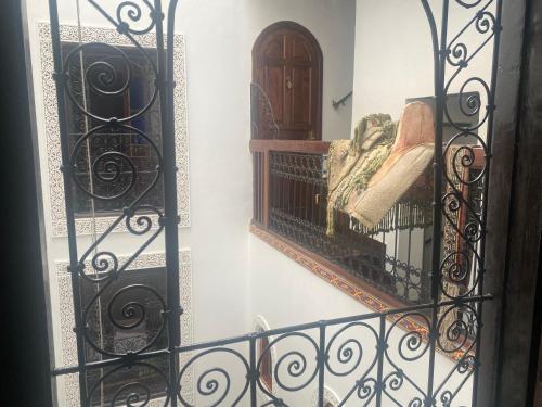 a stairway with a iron gate and a door at Charmant Ryad à 1mn de BAB BOUJLOUD DAR SERRAJ in Fez