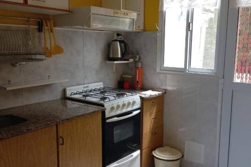 Una cocina o zona de cocina en Cómodo dúplex frente al mar