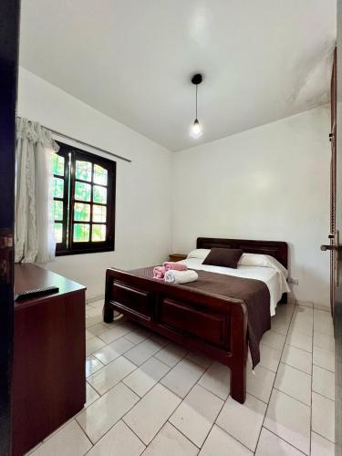 um quarto com uma cama grande e uma janela em Selva Guazú Apart em Puerto Iguazú