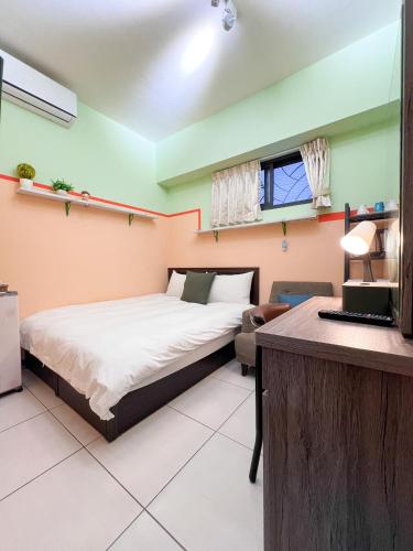 a bedroom with a bed and a desk at 一中小窩馨 in Taichung