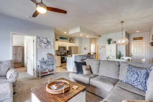 Küche/Küchenzeile in der Unterkunft Lake Ozark Condo with Water Views and Pool Access!