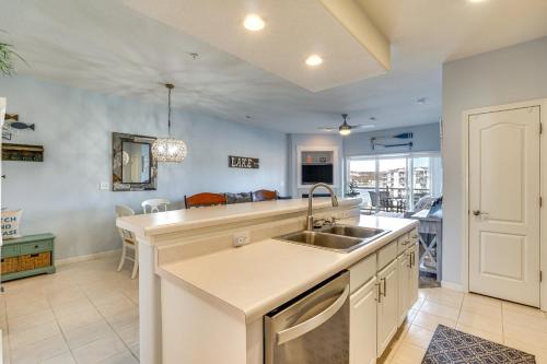 Küche/Küchenzeile in der Unterkunft Lake Ozark Condo with Water Views and Pool Access!